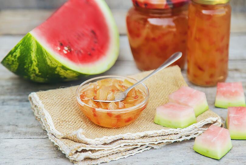 Anschließend den Sud noch einmal aufkochen, die Schalenwürfel hinzufügen und alles 15 bis 20 Minuten sanft köcheln lassen. Dann füllen Sie die heiße Mischung in sterile Einmachgläser und verschließen sie direkt. Nach ein bis zwei Tagen im Kühlschrank entfalten die eingelegten Wassermelonenschalen ihr volles Aroma. Die süß-sauren Schalen passen perfekt zu Grillgerichten oder als raffinierte Ergänzung zu einer Käseplatte. Anschließend den Sud noch einmal aufkochen, die Schalenwürfel hinzufügen und alles 15 bis 20 Minuten sanft köcheln lassen. Dann füllen Sie die heiße Mischung in sterile Einmachgläser und verschließen sie direkt. Nach ein bis zwei Tagen im Kühlschrank entfalten die eingelegten Wassermelonenschalen ihr volles Aroma. Die süß-sauren Schalen passen perfekt zu Grillgerichten oder als raffinierte Ergänzung zu einer Käseplatte.