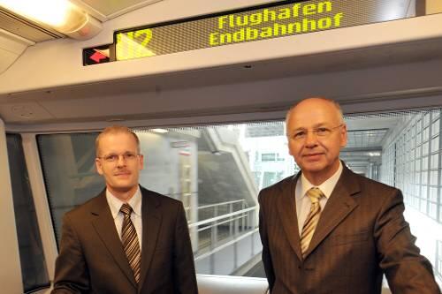 Sind stolz auf ihre &bdquo;Geister-Bahn&ldquo;: Technik-Vorstand Rainer Müller (rechts) und Projektleiter Andreas May.