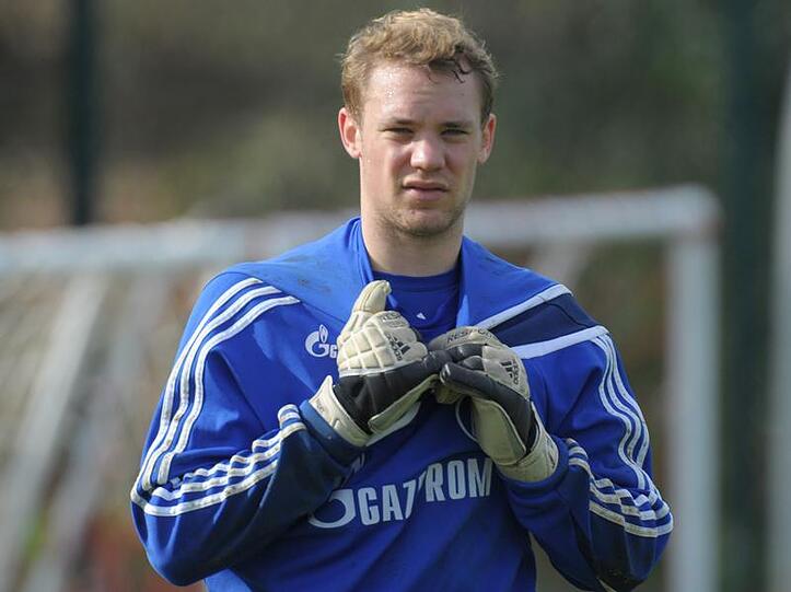 Schalkes Torhüter Manuel Neuer ist genervt von den Spekulationen über einen Transfer  zu den Bayern.