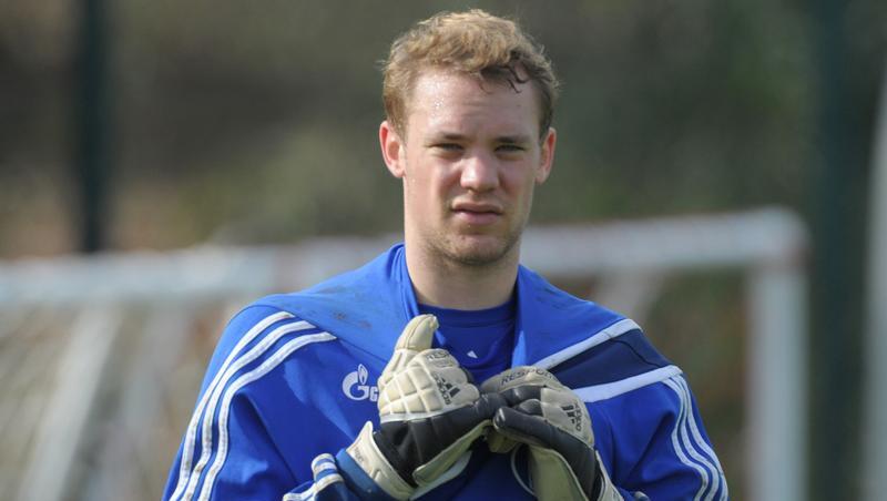 Schalkes Torhüter Manuel Neuer ist genervt von den Spekulationen über einen Transfer zu den Bayern. Schalkes Torhüter Manuel Neuer ist genervt von den Spekulationen über einen Transfer zu den Bayern.