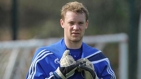 Schalkes Torhüter Manuel Neuer ist genervt von den Spekulationen über einen Transfer  zu den Bayern.