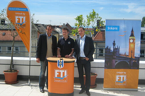 EHC&ndash;Marketing&ndash;Leiter Marcel Porsche, EHC-Stürmer Uli Maurer und FTI-Geschäftsleiter Richard Reindl (v.l.).