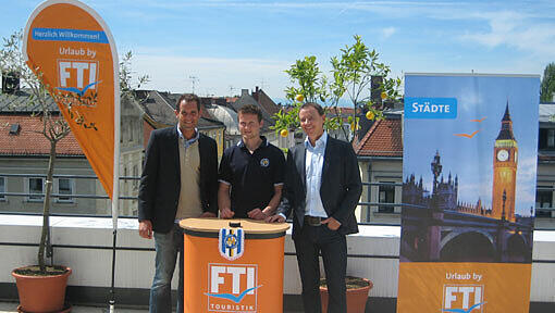 EHC–Marketing–Leiter Marcel Porsche, EHC-Stürmer Uli Maurer und FTI-Geschäftsleiter Richard Reindl (v.l.). EHC–Marketing–Leiter Marcel Porsche, EHC-Stürmer Uli Maurer und FTI-Geschäftsleiter Richard Reindl (v.l.).