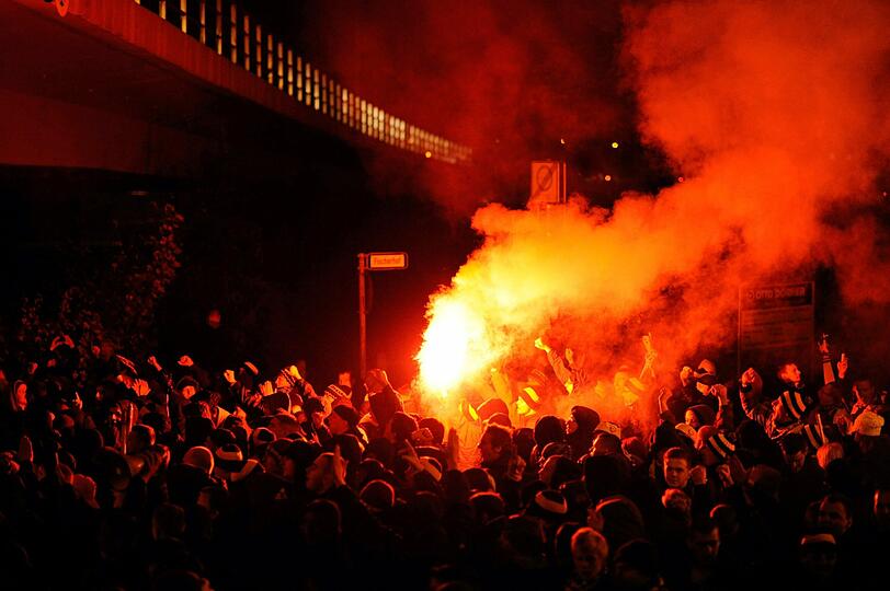 31.10.2012 Bei den Krawallen rund um das DFB-Pokalspiel zwischen Bundesligist Hannover 96 und dem Zweitligisten Dynamo Dresden gibt es neun Verletzte. Nachdem gewaltbereite Dresdner Fans vor dem Spiel die Stadioneingänge der AWD-Arena stürmten, werden drei Anhänger festgenommen. Außerdem kommen 18 Personen vorübergehend in polizeiliches Gewahrsam.