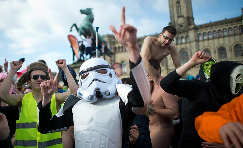 Bunt kostümierte Menschen tanzen am 03.03.2013 an der Leibniz Universität in Hannover (Niedersachsen) den "Harlem Shake". Beim Online-Videoportal «YouTube» werden täglich dutzende Parodien auf den Tanz hochgeladen, der in den 1980er Jahren im New Yorker Stadtteil Harlem erfunden worden sein soll.