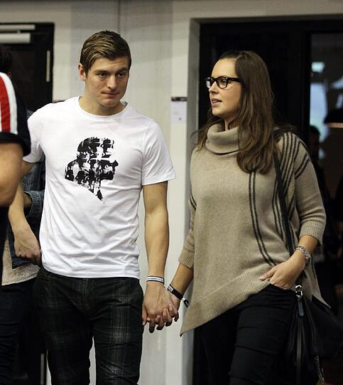 Toni Kroos und seine Freundin Jessica. Hier haben sie sich zusammen ein Spiel der Basketballer vom FC  Bayern angeschaut.