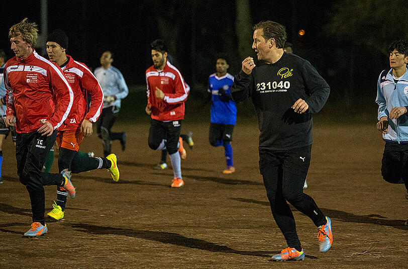Trainer Olaf Butterbrod (r.) während des Trainings der Integrationsmannschaft des ESV Neuaubing.