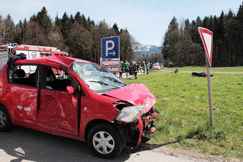 Trümmer auf der Staatsstraße 2093 bei Frasdorf. Hier verlor ein junger Motorradfahrer sein Leben - die Bilder vom Rettungseinsatz.