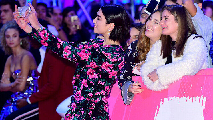Die Sängerin Dua Lipa kommt zur Verleihung der MTV Europe Music Awards 2018.