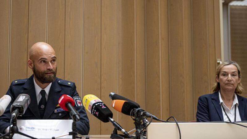 Oskar Vurgun, Polizei Brandenburg, und Norma Schürman, Landeskriminalamt (LKA) Berlin, nehmen an einer Pressekonferenz in der Berliner Staatsanwaltschaft zu der Festnahme eines mutmaßlichen Serienvergewaltigers teil. Oskar Vurgun, Polizei Brandenburg, und Norma Schürman, Landeskriminalamt (LKA) Berlin, nehmen an einer Pressekonferenz in der Berliner Staatsanwaltschaft zu der Festnahme eines mutmaßlichen Serienvergewaltigers teil.