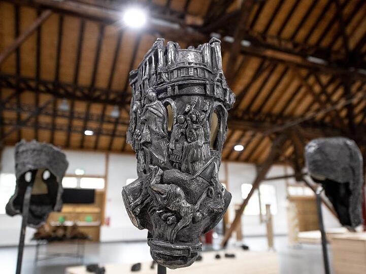 Die Skulptur "Der unendliche Kreis" von Fabian Feichter auf der Triennale Kleinplastik Fellbach.