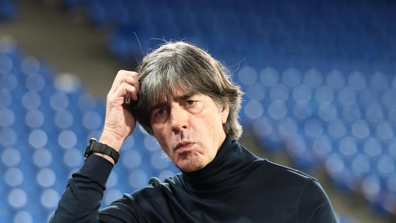 Joachim Löw fasst sich an den Kopf.