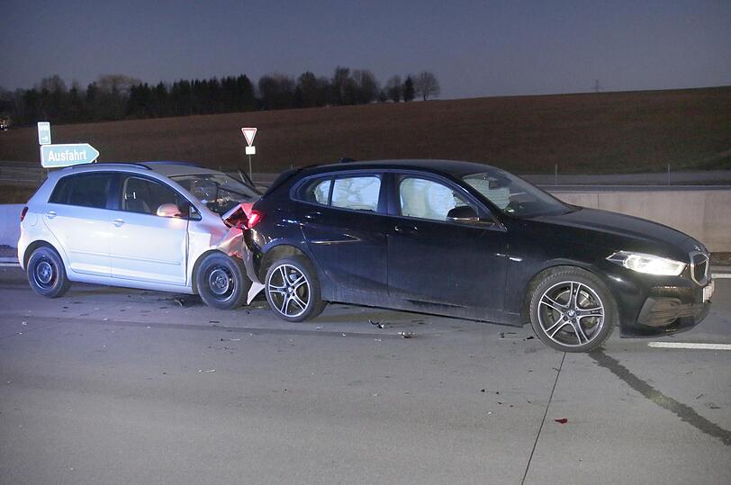 Die Feuerwehr Dorfen und die Autobahnmeisterei Ampfing mussten die  Fahrbahn in Richtung München für etwa zwei  Stunden komplett sperren.