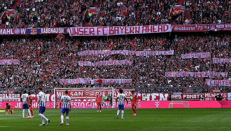 "Unser FC Bayern Ahead": Die Bayern-Fans in der Südkurve mit klaren Botschaften an die Klubspitze um Kahn. "Unser FC Bayern Ahead": Die Bayern-Fans in der Südkurve mit klaren Botschaften an die Klubspitze um Kahn.