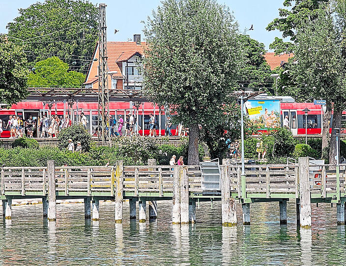 Ein Zug fährt an der Starnberger Seepromenade entlang. Hält er hier möglicherweise künftig nicht mehr?