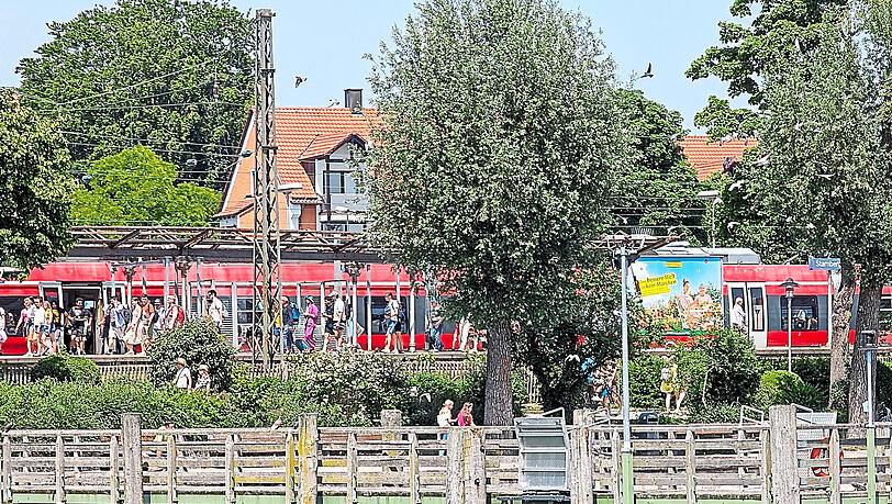 Ein Zug fährt an der Starnberger Seepromenade entlang. Hält er hier möglicherweise künftig nicht mehr?