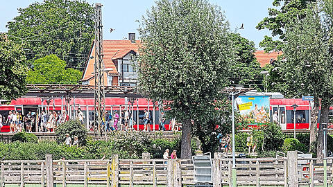 Ein Zug fährt an der Starnberger Seepromenade entlang. Hält er hier möglicherweise künftig nicht mehr?