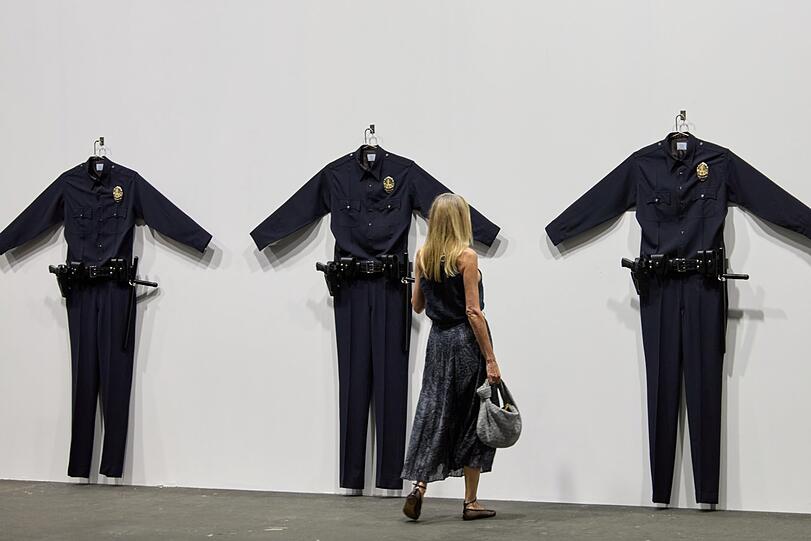 Aus der Nähe sind Eric Burdens Cop-Uniformen fast wieder harmlos. Aber aus der Ferne hat diese Reihe durchaus Wumm. Aus der Nähe sind Eric Burdens Cop-Uniformen fast wieder harmlos. Aber aus der Ferne hat diese Reihe durchaus Wumm.
