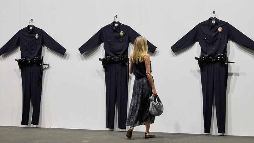 Aus der Nähe sind Eric Burdens Cop-Uniformen fast wieder harmlos. Aber aus der Ferne hat diese Reihe durchaus Wumm. Aus der Nähe sind Eric Burdens Cop-Uniformen fast wieder harmlos. Aber aus der Ferne hat diese Reihe durchaus Wumm.