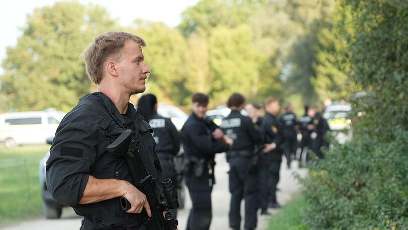 Etliche Polizisten suchten in dem Naturschutzgebiet nach Spuren einer Großkatze, zunächst vergeblich. Etliche Polizisten suchten in dem Naturschutzgebiet nach Spuren einer Großkatze, zunächst vergeblich.