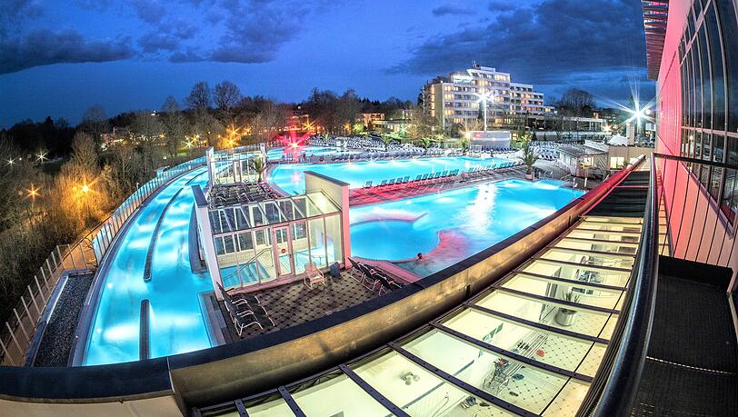 17 Thermalwasserbecken bietet die Europa Therme in Bad Füssing. Die Pools sind 27 bis 40 Grad warm. 17 Thermalwasserbecken bietet die Europa Therme in Bad Füssing. Die Pools sind 27 bis 40 Grad warm.