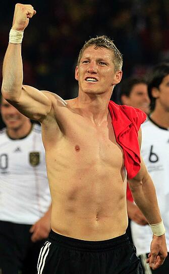 Ebenfalls einen tollen Sportler-Body hat Bayerns Bastian Schweinsteiger.