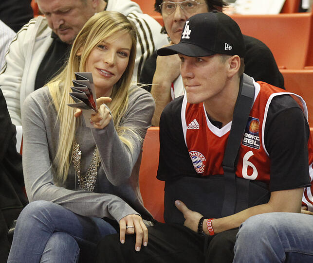 Freundin Sarah immer an seiner Seite.