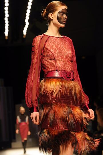 Bei der Fashion Week in Paris geht der Trend vieler Designer immer mehr zu wenig Stoff und viel Haut. Beispiele gefällig? Die Bilder vom Laufsteg.