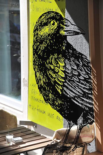 Der Rabe ist ein weiser Vogel - und bewacht das Schaufenster des Schiefer.