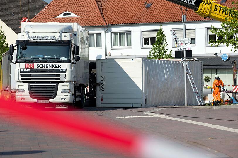 Mit Atemschutzmasken mussten die Einsatzkräfte die hoch ätzende Ameisensäure bergen. Der LKW war in einem Kreisverkehr umgekippt.