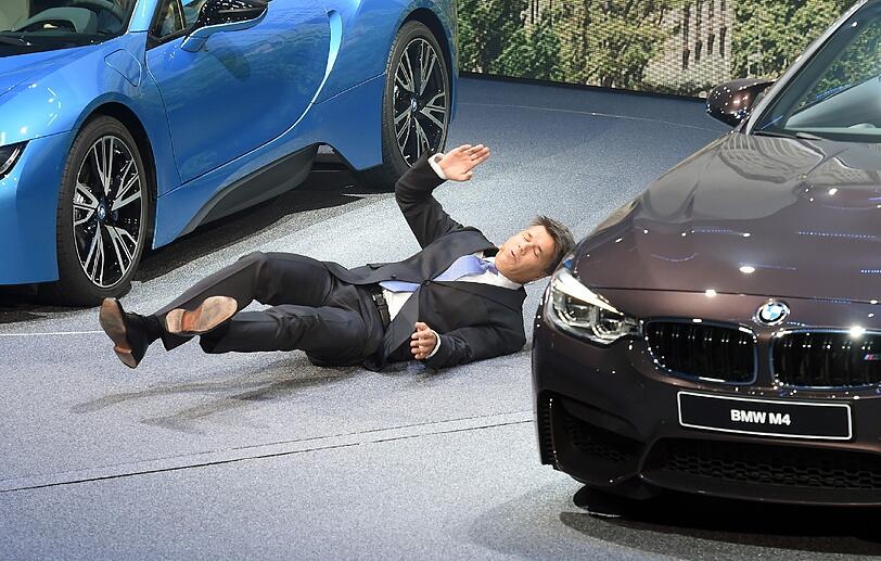Schock bei der IAA Frankfurt: BMW-Chef Harald Krüger bricht mitten während seiner Rede zusammen.