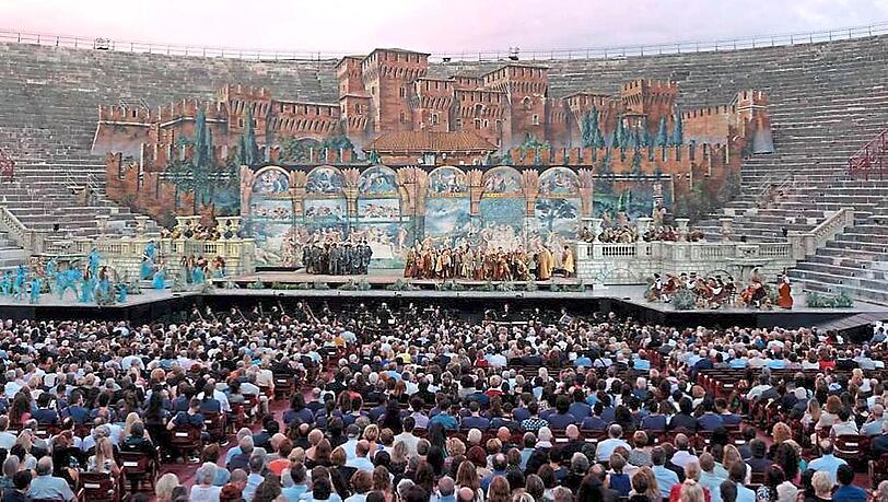 Szene aus Rigoletto in der Arena di Verona: Für viele bayerische Touristen gehört ein Opernbesuch zum Urlaub. Szene aus Rigoletto in der Arena di Verona: Für viele bayerische Touristen gehört ein Opernbesuch zum Urlaub.