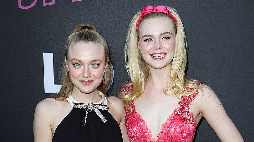 Gemeinsam auf dem roten Teppich: Bei einer Filmvorführung von "Teen Spirit" in Hollywood hatte Elle Fanning (r.) als Hauptdarstellerin Begleitung von ihrer vier Jahre älteren Schwester Dakota