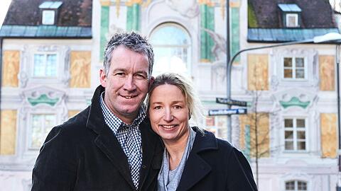 Shane und Barbara McMahon stehen vor dem Asam-Schlössl, in dem sie ab September ihre Wirtschaft betreiben werden.