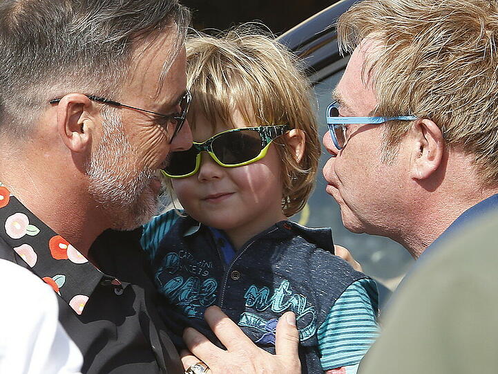 Elton John (r.) mit Ehemann David Furnish und einem ihrer beiden Söhne