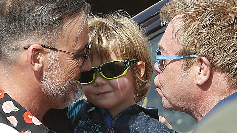 Elton John (r.) mit Ehemann David Furnish und einem ihrer beiden Söhne