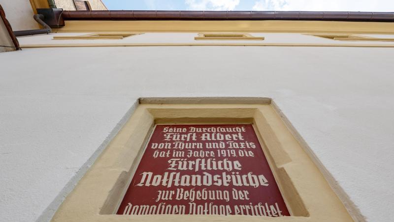 Eine Wandtafel ist am Schloss St. Emmeram eingelassen. Foto: Armin Weigel/Archiv Eine Wandtafel ist am Schloss St. Emmeram eingelassen. Foto: Armin Weigel/Archiv