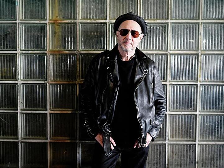 Der Sänger Stefan Waggershausen macht auch mit 70 weiter Musik.