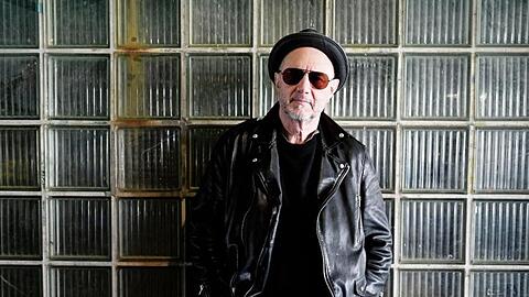 Der Sänger Stefan Waggershausen macht auch mit 70 weiter Musik.