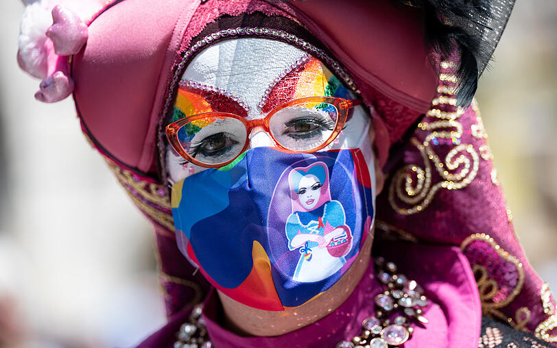 Schwester Theresia von den Schwestern der Perpetuellen Indulgenz nimmt am Christopher Street Day (CSD) in der Münchner Innenstadt teil.