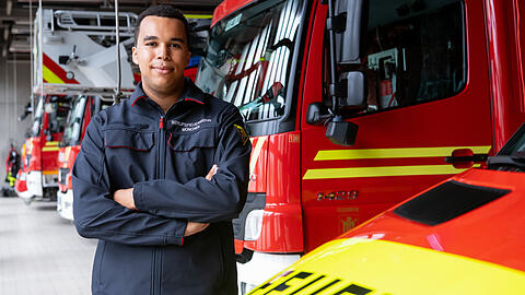 Joshua Grasmüller in der Fahrzeughalle der Feuerwache 6 in München. Dort macht der ehemalige Landesschülersprecher eine Ausbildung zum Notfallsanitäter.