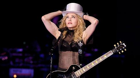 Madonna verkaufte im Mai in Zusammenarbeit mit dem NFT-Künstler Beeple drei digitale Kunstwerke, deren Erlös an gemeinnützige Organisationen gespendet wurde.