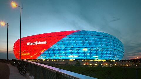 Die Allianz Arena in den Farben des FC Bayern und des TSV 1860.