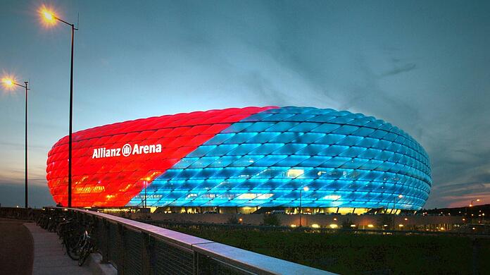 Die Allianz Arena in den Farben des FC Bayern und des TSV 1860.