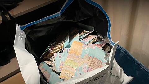 Bei Schmiergeldzahlungen werden in der Ukraine nach Erkenntnissen von Korruptionsj&auml;gern Taschen voll mit Bargeld &uuml;bergeben.