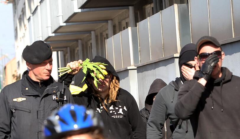 An Info-Ständen einer Bürgerinitiative aus dem politisch rechten Spektrum kam es am Samstag zu mehreren Ausschreitungen, bei denen die Polizei eingreifen musste - die Bilder.