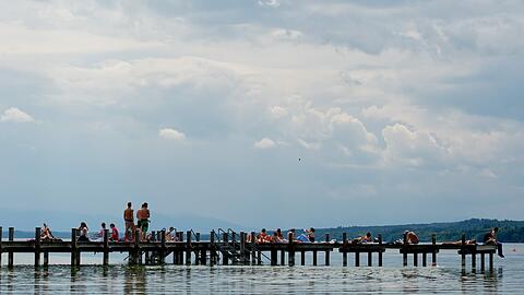 Ein Münchner verlor im Starnberger See die Orientierung und fand nicht mehr zum Badesteg in Percha zurück. (Archivbild).
