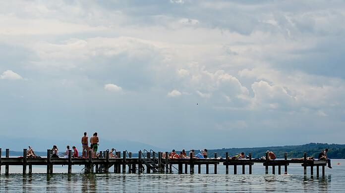 Ein Münchner verlor im Starnberger See die Orientierung und fand nicht mehr zum Badesteg in Percha zurück. (Archivbild).