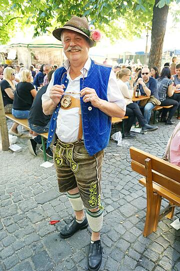 &bdquo;Auf dem Boden bleiben, bitte&ldquo; Kunstmaler Wolfgang M. Prinz: &bdquo;Ich liebe die Wiesn seit jeher mit dem Flair und der bayerischen Art so, wie sie ist. Ich bekomme meistens einen Platz. Ich wünsche mir schönes Wetter fürs Oktoberfest. Es soll lustig sein und nur wenig Streit geben. Und es soll friedvoll zugehen.
Jede Wiesn ist ein bissl verrückt. Das Tanzen auf den Tischen stört mich. Man sollte auch auf den Bänken nicht tanzen, sondern lieber auch im Hinblick auf die Flüchtlinge auf dem Boden der Tatsachen bleiben.
Bei den Bierpreisen kann man leider nichts machen, da die Wirte auch ihre Unkosten haben. Man sollte allerdings den Abend in den Zelten um eine halbe Stunde verlängern, weil es zum Feiern mehr Zeit braucht.&ldquo;