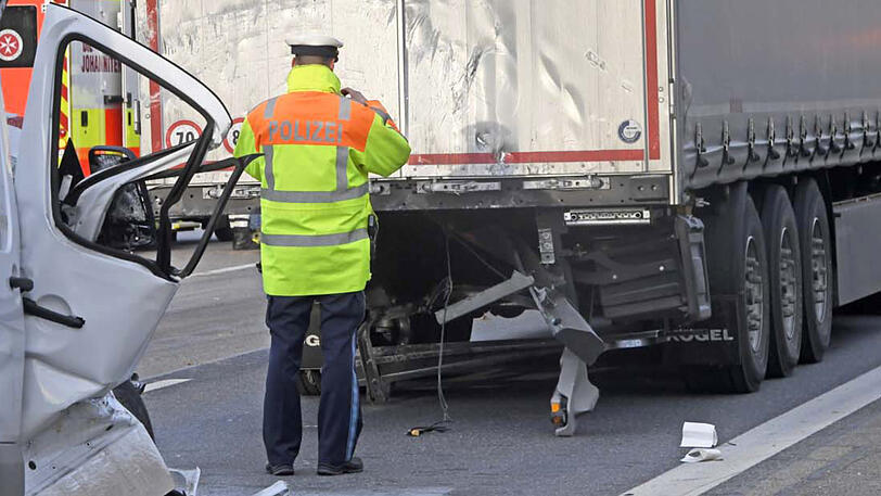 Der Fahrer des Kleintransporters starb bei dem Unfall. Die Bilder vom Unfallort auf der A99.